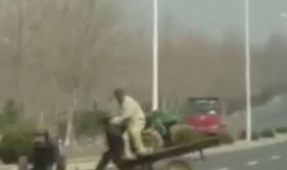 搞笑车祸视频,笑料百出！搞笑车祸视频大盘点